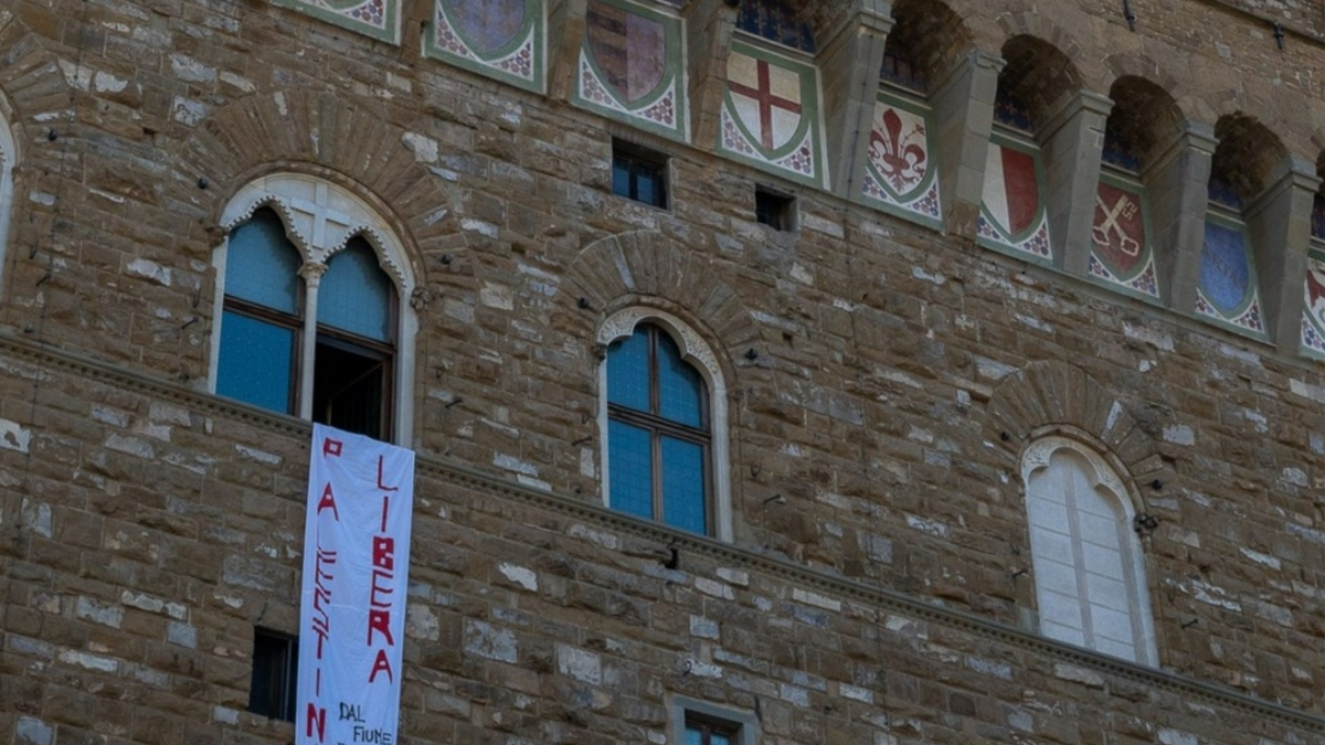 Firenze, anniversario della Liberazione: striscione degli attivisti per la Palestina esposto da Palazzo Vecchio