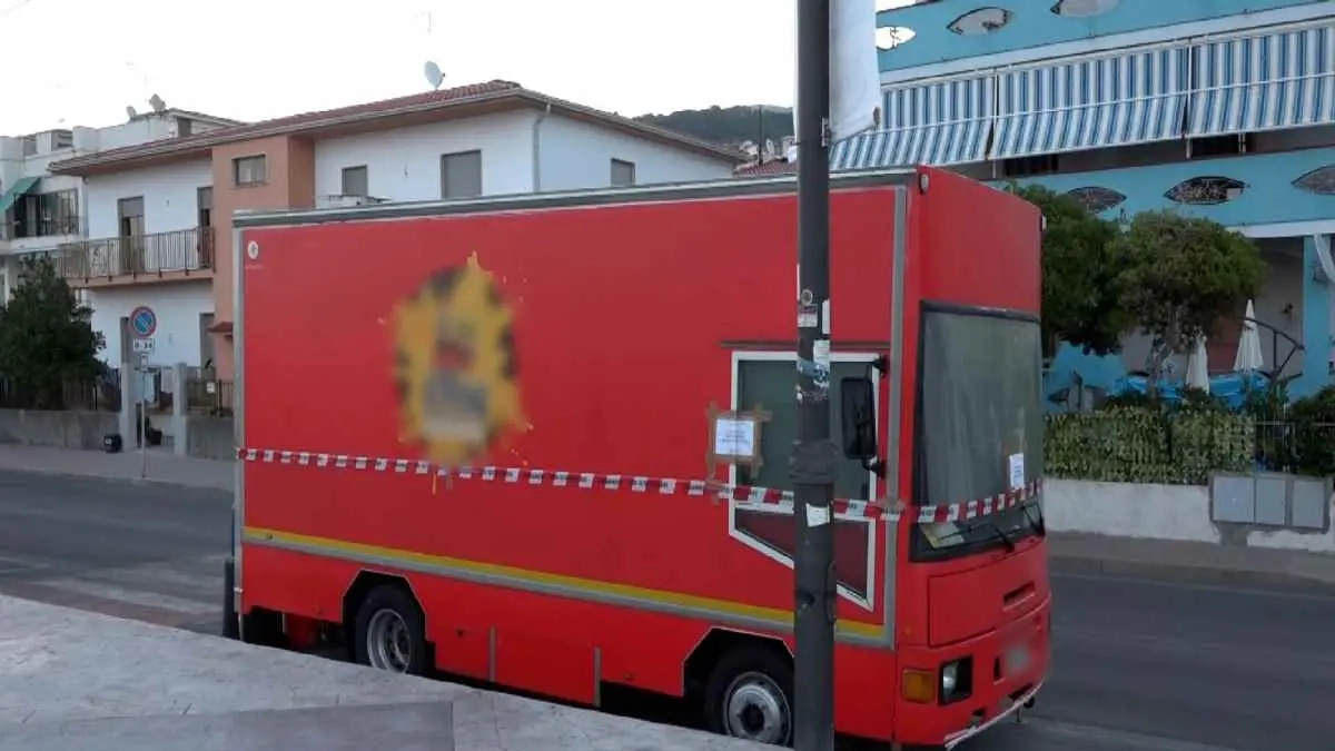 Botulino, turismo macabro a Diamante: selfie davanti al food truck dove sono stati comprati i panini