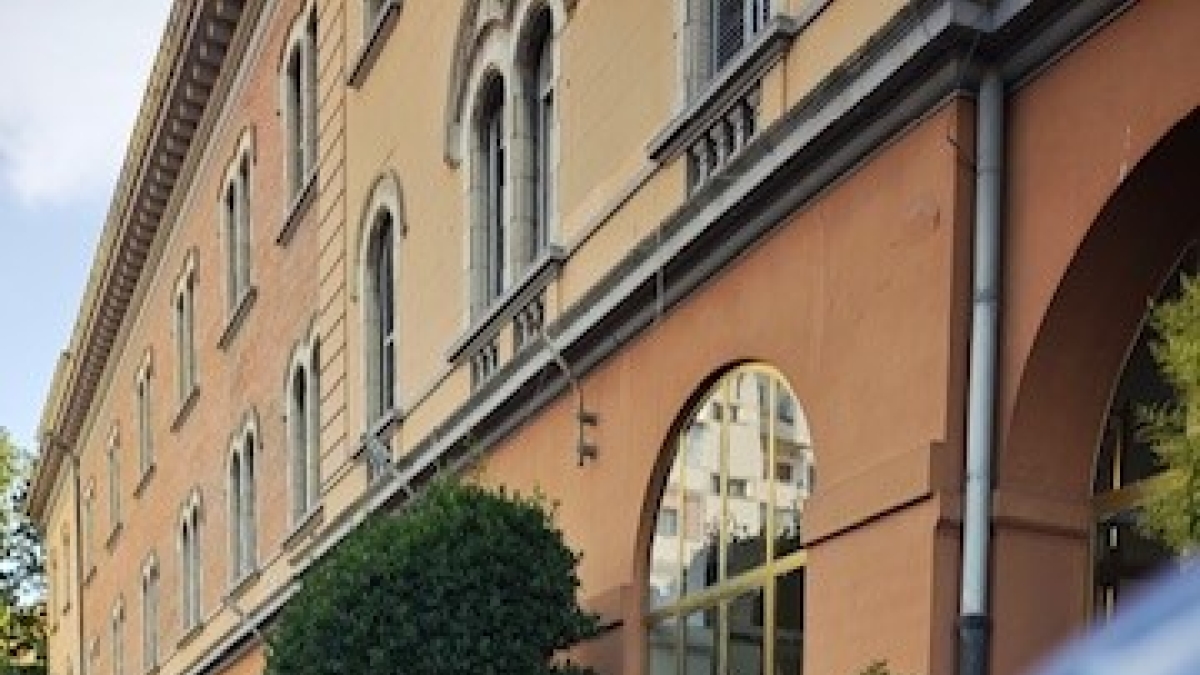 Roma, rapina market in via Cavour armato di un bastone appuntito e fugge con una bottiglia di limoncello: arrestato