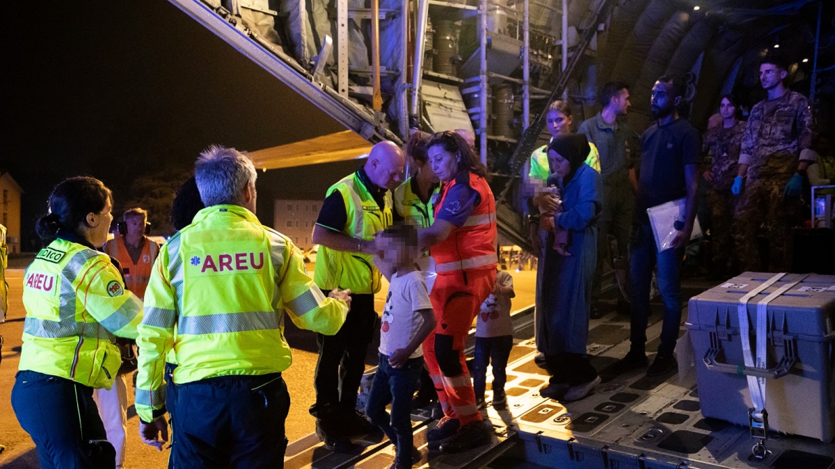 Milano, arrivati sei bambini da Gaza: trasferito a Bergamo un paziente che si è aggravato durante il volo