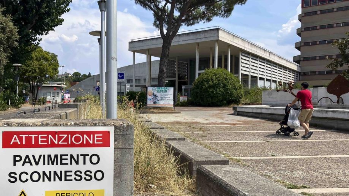 Firenze, black-out di sei ore all'ospedale di Torregalli e i sanitari fanno luce coi telefonini: «Impianti da terzo mondo»