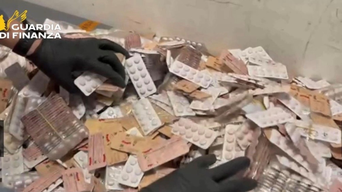 Malpensa, Scoperta Shock: 4.000 Confezioni di Farmaci Illegali Nascoste in Valigie! Intervento della Guardia di Finanza
