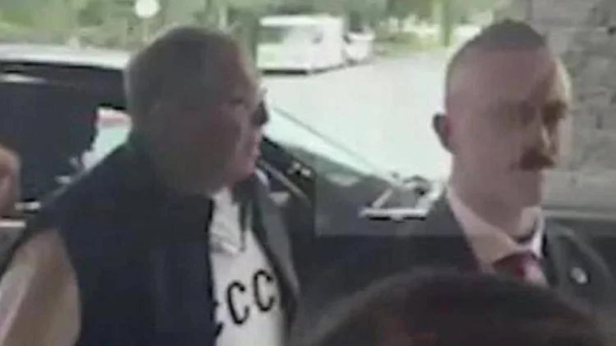 Perché Lavrov in Alaska ha indossato la felpa con la scritta Cccp? Un messaggio nel giorno del colloquio tra Putin e Trump?