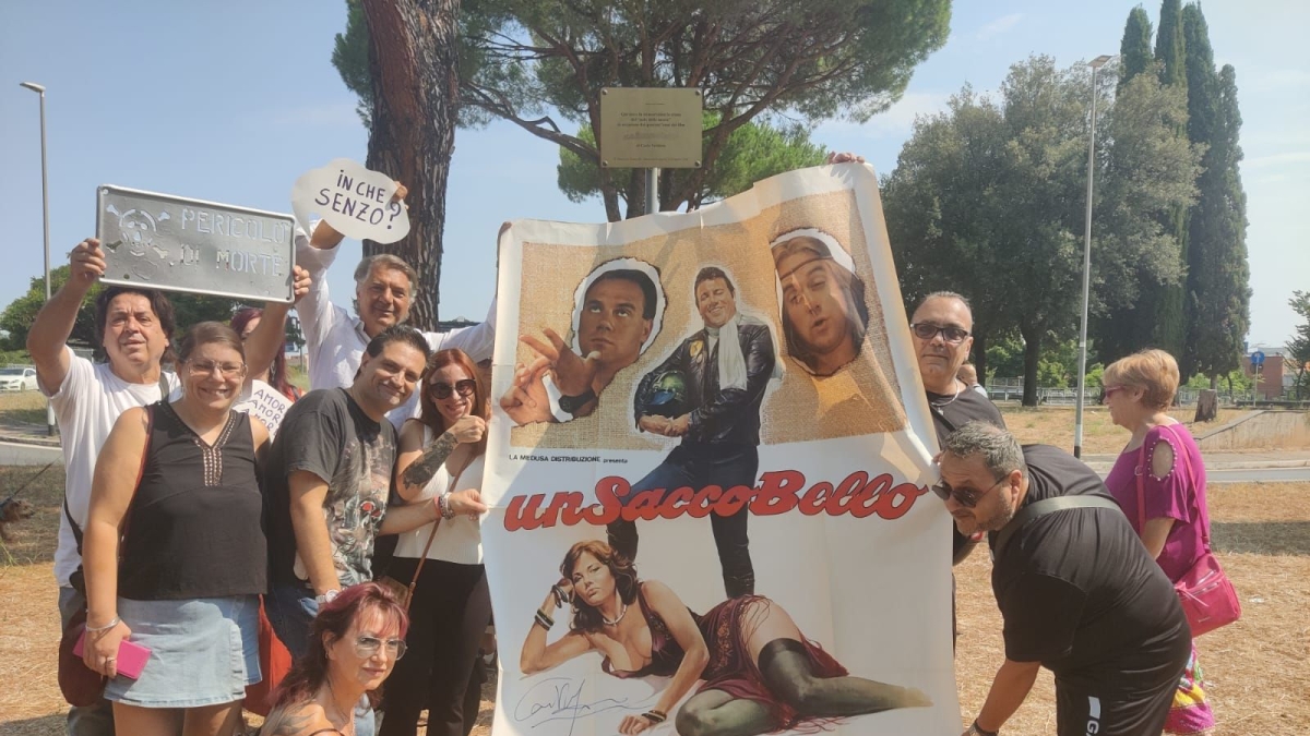 Ferragosto al «palo della morte»: i fan di Verdone celebrano «Un sacco bello» tra nostalgia e cimeli d'epoca