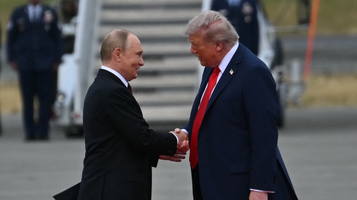 Trump e Putin, la stretta di mano dà il via al vertice. L
