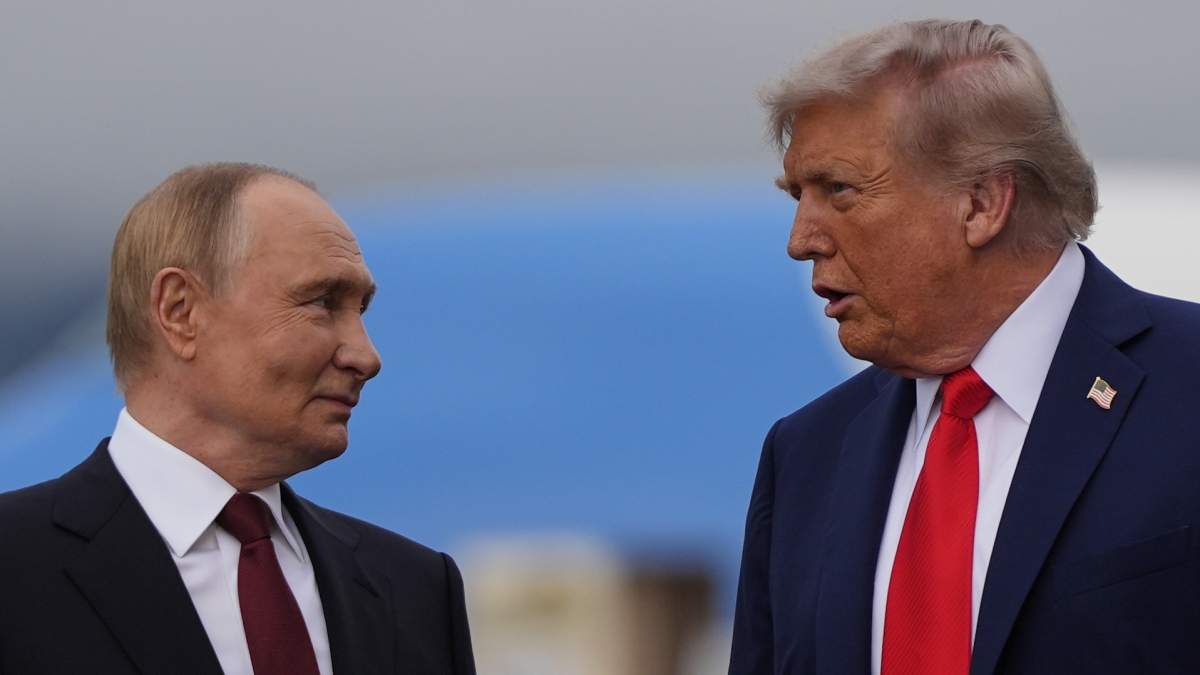 Trump e Putin, la stretta di mano dà il via al vertice. L