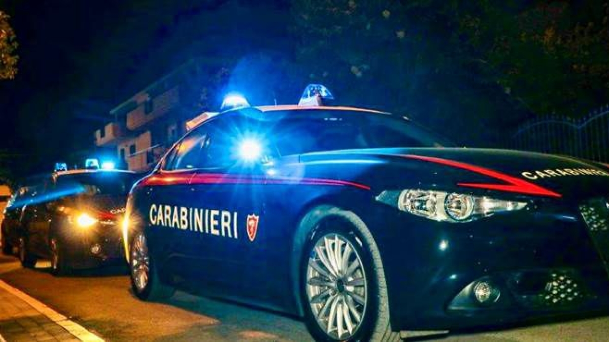 Casoria, doppio attentato nella notte: petardo e incendio danneggiano gli ingressi di pizzeria e barbiere