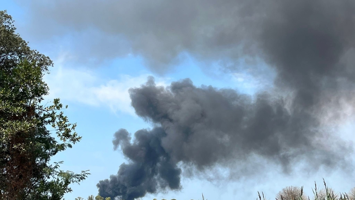 Fiumicino, incendio in un cantiere nautico sul Tevere a Isola Sacra: in fiamme barche e alcuni depositi di attrezzature