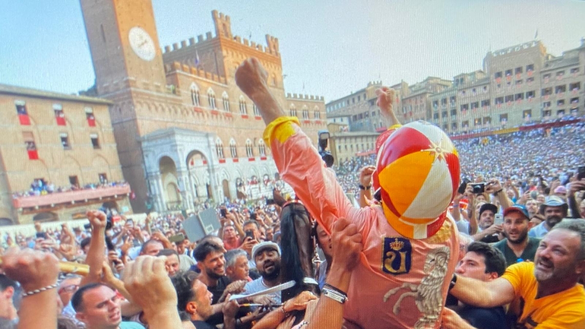 Palio di Siena del 16 agosto 2025, la vittoria del Valdimontone. Trionfa Gingillo su Anda e Bola