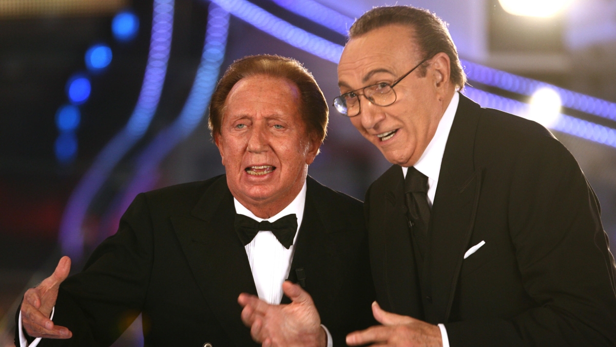 La storia di Baudo, raccontata da Baudo: «Mike? In Fininvest fu l’unico a dimostrarsi amico. E Andreotti mi disse: "Mi hanno rovinato, mia moglie non parla più"»