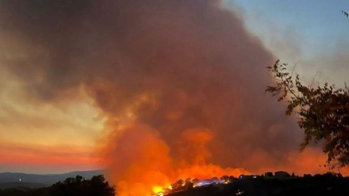 Incendio in Maremma, due giorni di fiamme a Roccalbegna