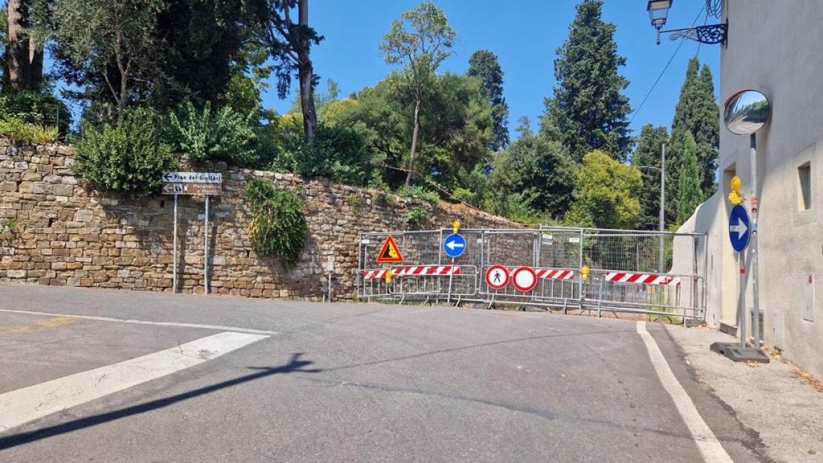 Firenze, il caso del muro pericolante di via Fortini: la strada chiusa da aprile e perché resterà così ancora a lungo