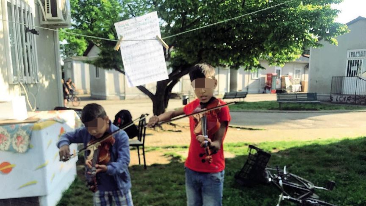 Akanà, l'associazione che a Milano porta la musica nei campi rom: «Violini e violoncelli per cambiare la vita dei bambini»