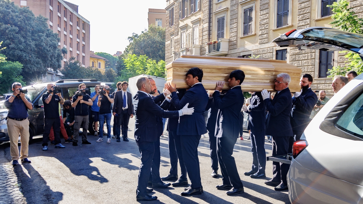 Katia Ricciarelli e Mara Venier, Antonio Tajani e Alessandro Giuli: le immagini della camera ardente di Pippo Baudo