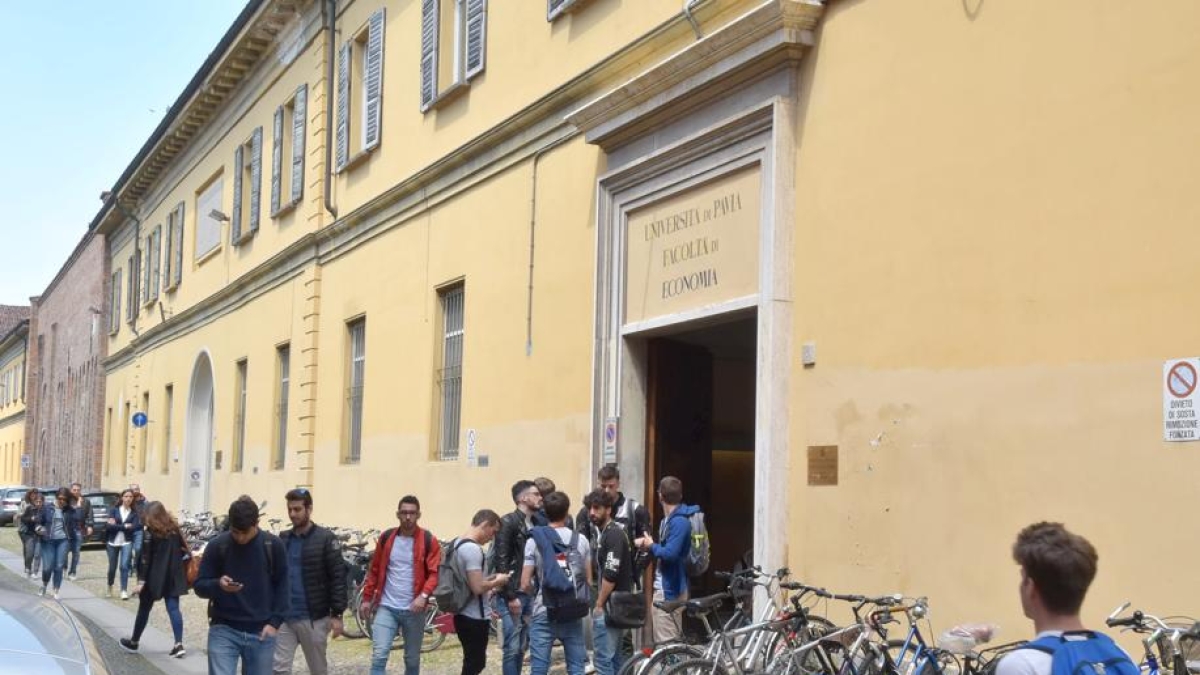 Pavia, aumentano gli universitari ma calano gli alloggi. Il grido degli studenti: «Ci chiedono mille euro per un residence, così non si tutela il diritto allo studio»