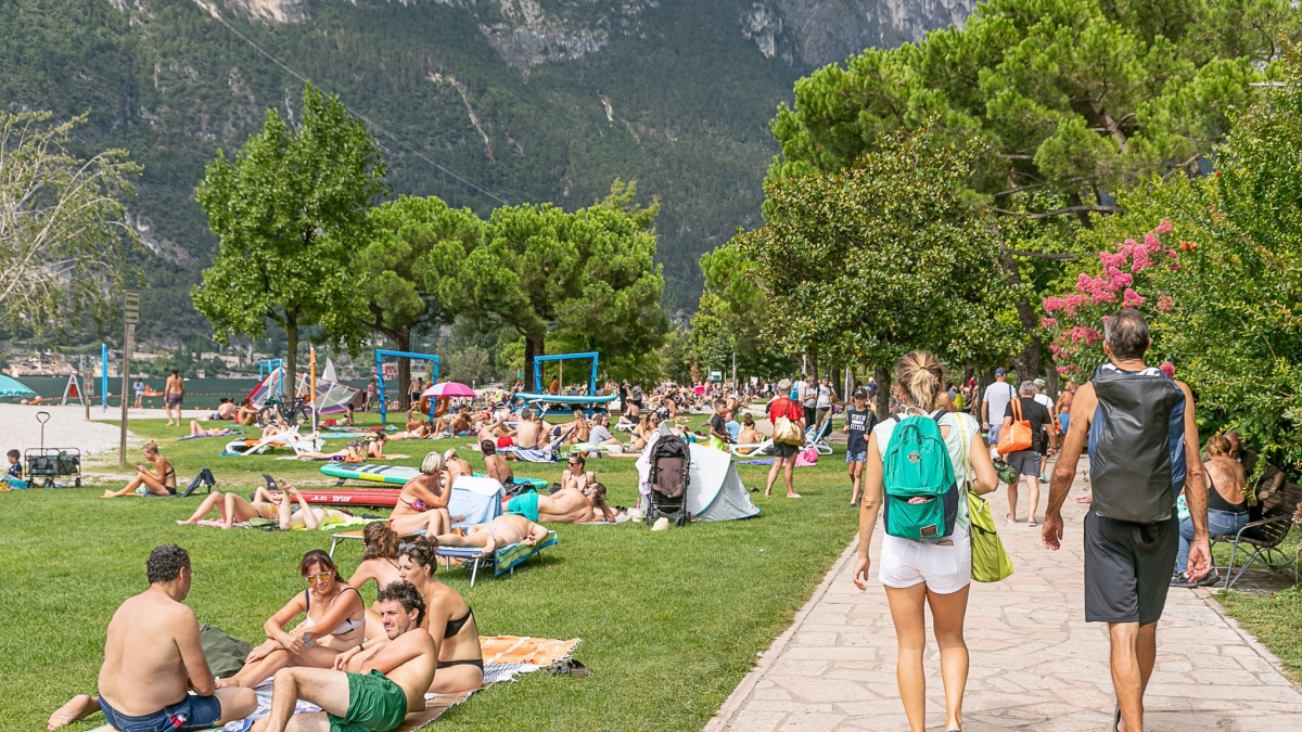 La Chiesa attacca il turismo trentino: «Città fantasma e giovani in fuga per gli affitti brevi». L'Apt: «Nuove tutele»