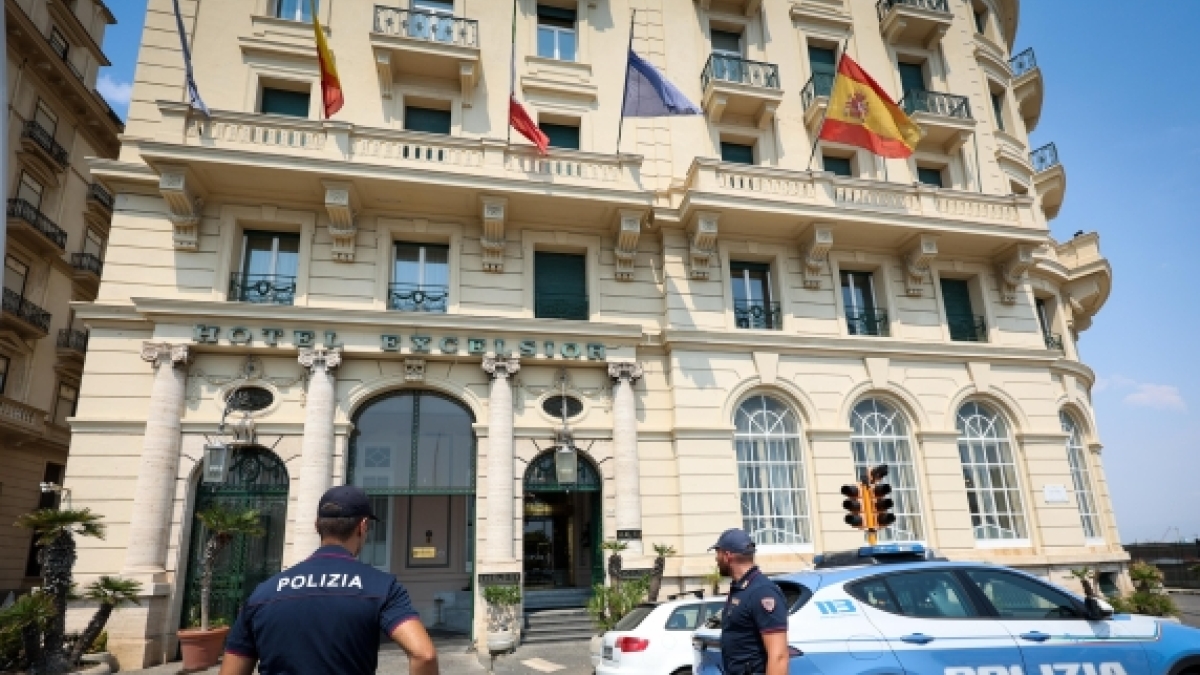 Rapina e colpo di pistola all'hotel Excelsior di Napoli, arrestato il secondo autore del colpo