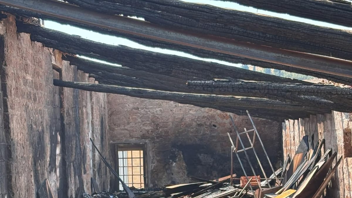 Un incendio devasta il magazzino-memoria del Teatro Povero di Monticchiello: parte la raccolta fondi