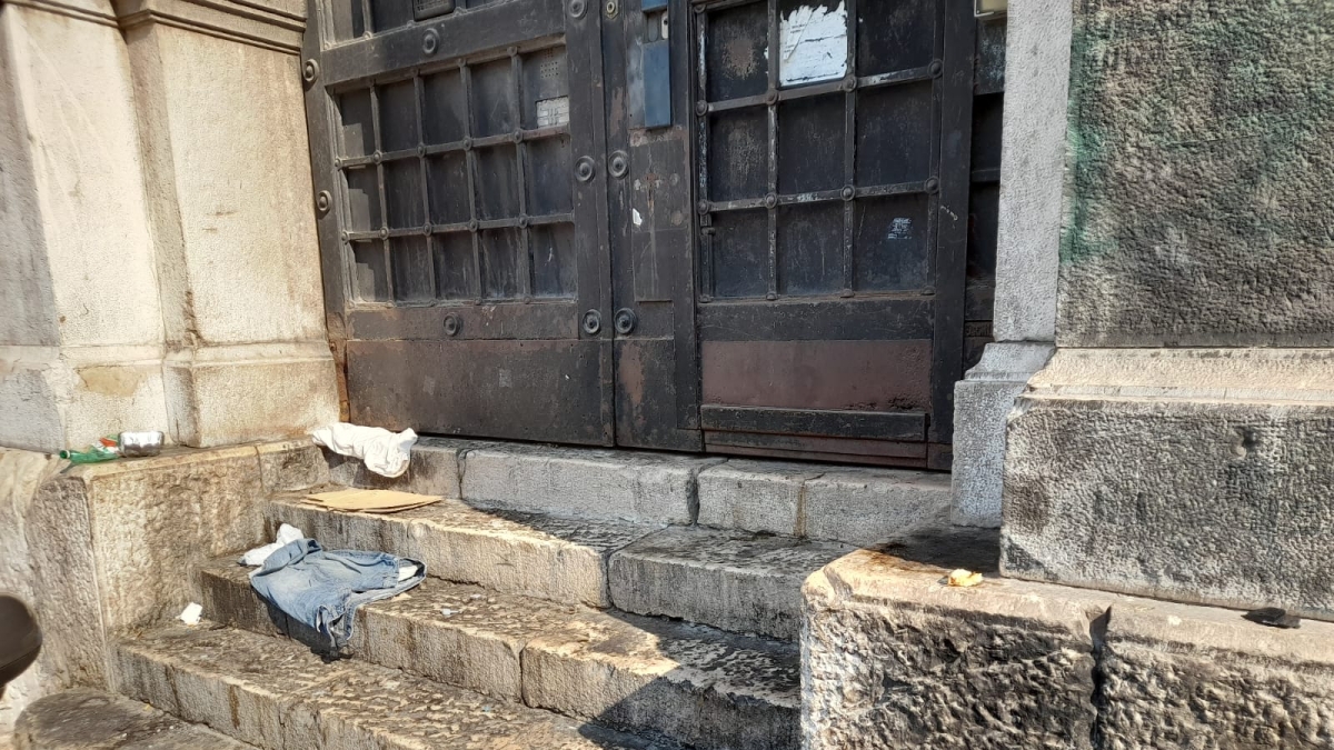 Napoli, Palazzo dei Telefoni in rovina nella casbah di Piazza Nolana