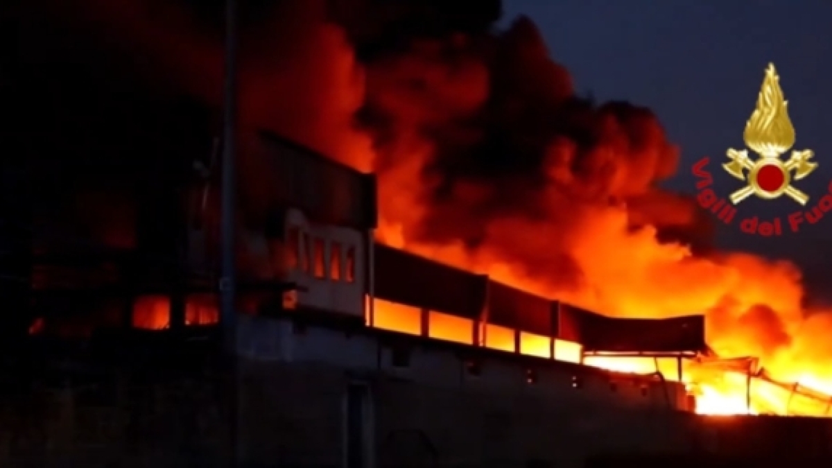 Incendio azienda rifiuti Teano, per l'Arpac va tutto bene. Ma Coldiretti: «Le coltivazioni sono compromesse». Pompieri ancora al lavoro