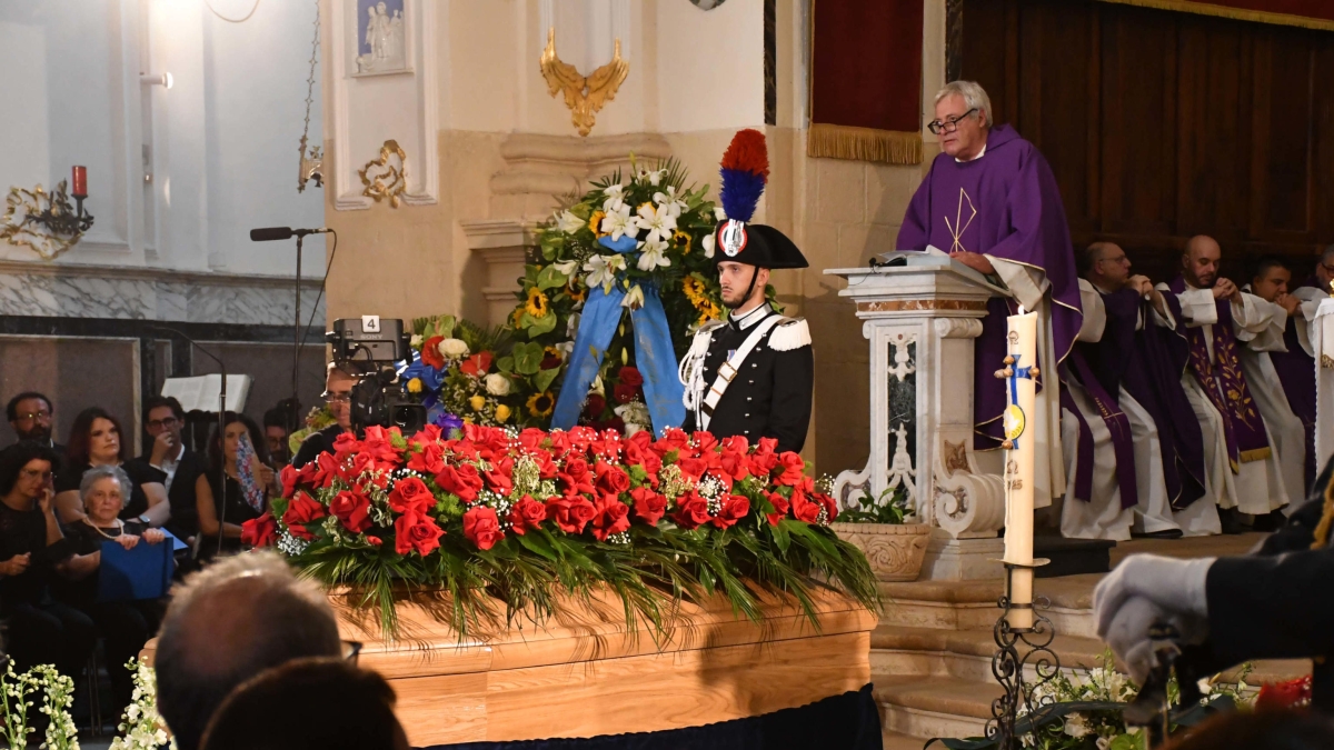 I funerali di Pippo Baudo in diretta | L'omelia: «È entrato sempre felicemente nelle case degli italiani» | Il sindaco: «È stato l'Enrico Mattei della Rai»