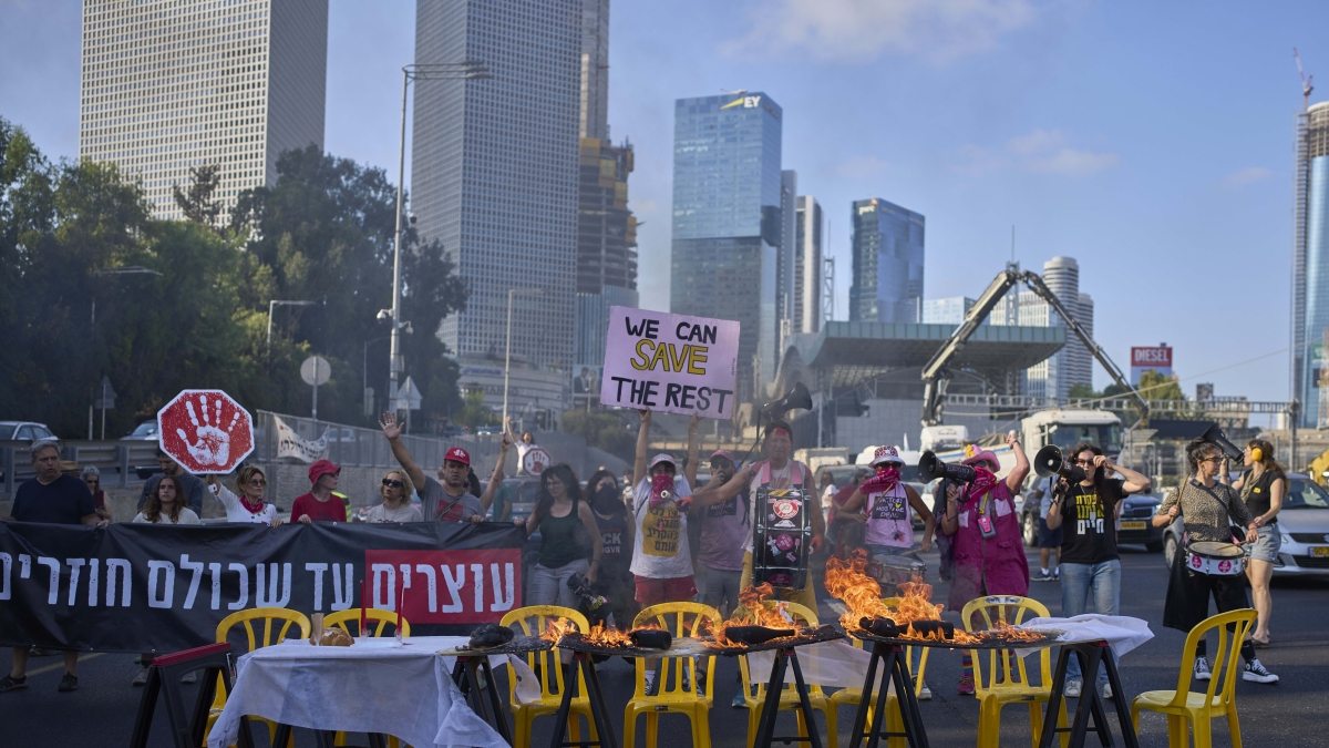 La proposta di Gantz a Netanyahu: "Governo unitario temporaneo per liberare gli ostaggi". Tank israeliani nei sobborghi di Gaza City La proposta di Gantz a Netanyahu: "Governo unitario temporaneo per liberare gli ostaggi". Tank israeliani nei sobborghi di Gaza City