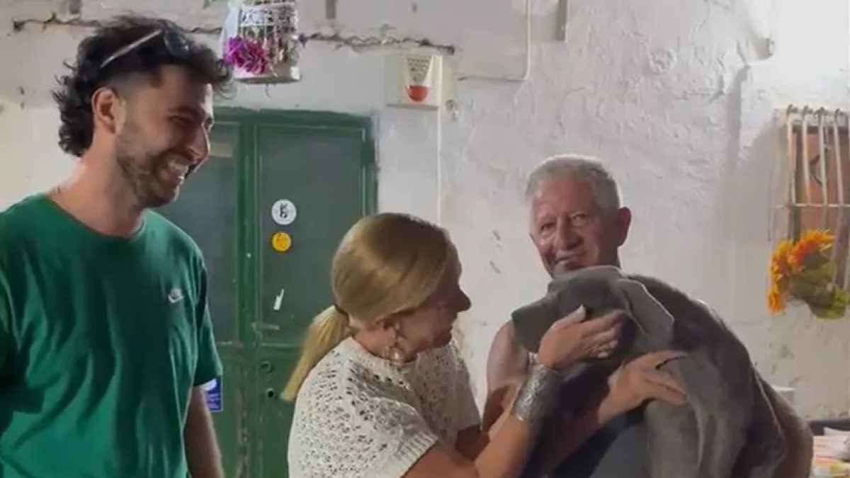 Giorgia Meloni nell'allevamento (privato) dei corsi, protesta la Lega per la difesa del cane: «Perché non in un canile pubblico?»