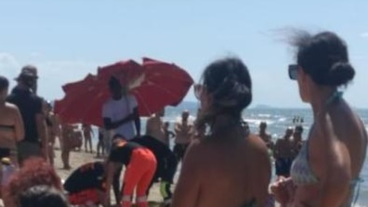 Tragedia a Ischitella, uomo muore in spiaggia davanti a decine di bagnanti: il lido non aveva il defibrillatore