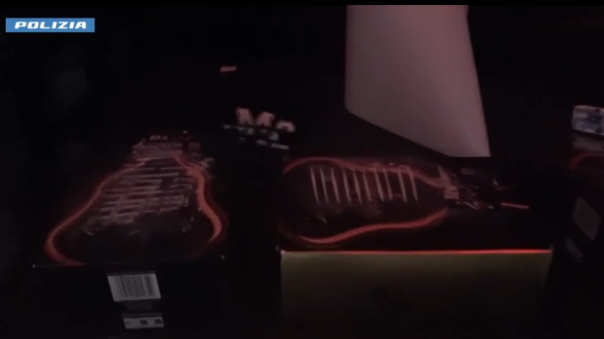 Guerra delle grucce a Prato, blitz all'M2: droga, clandestinità e violenza