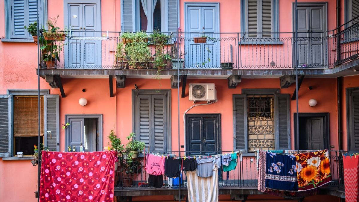 Ricordi di ringhiera a Milano: l'alleanza silenziosa di un gatto polveroso e un vecchio solo nella città svuotata dai rumori