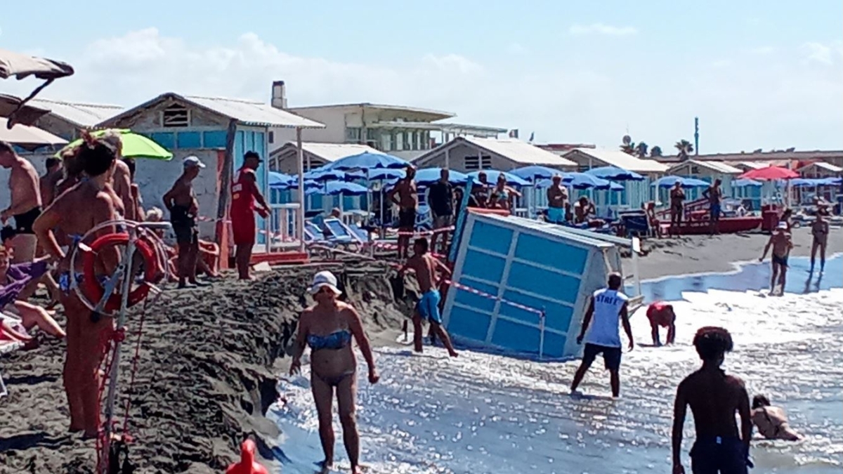 Ostia, cabina crolla sulla spiaggia affollata del Gambrinus. Paura tra i bagnanti