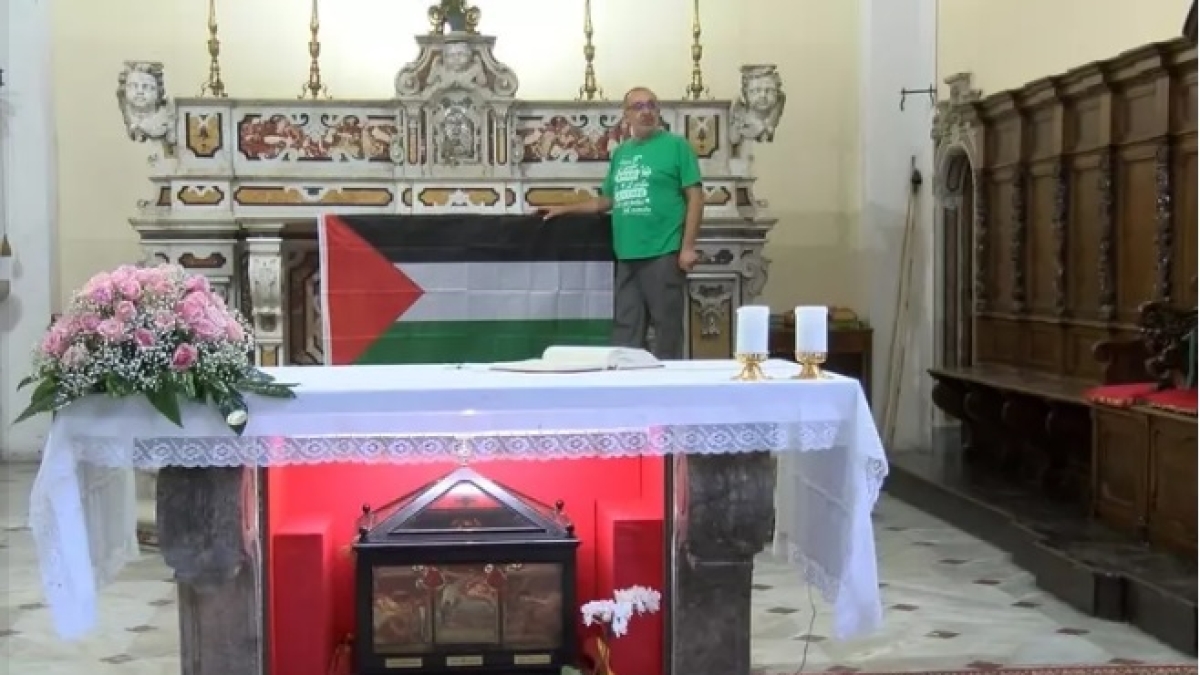 Avellino, bandiera della Palestina in chiesa. Don Vitaliano replica: «Il popolo di Gaza non è Hamas e reclama la sua libertà»