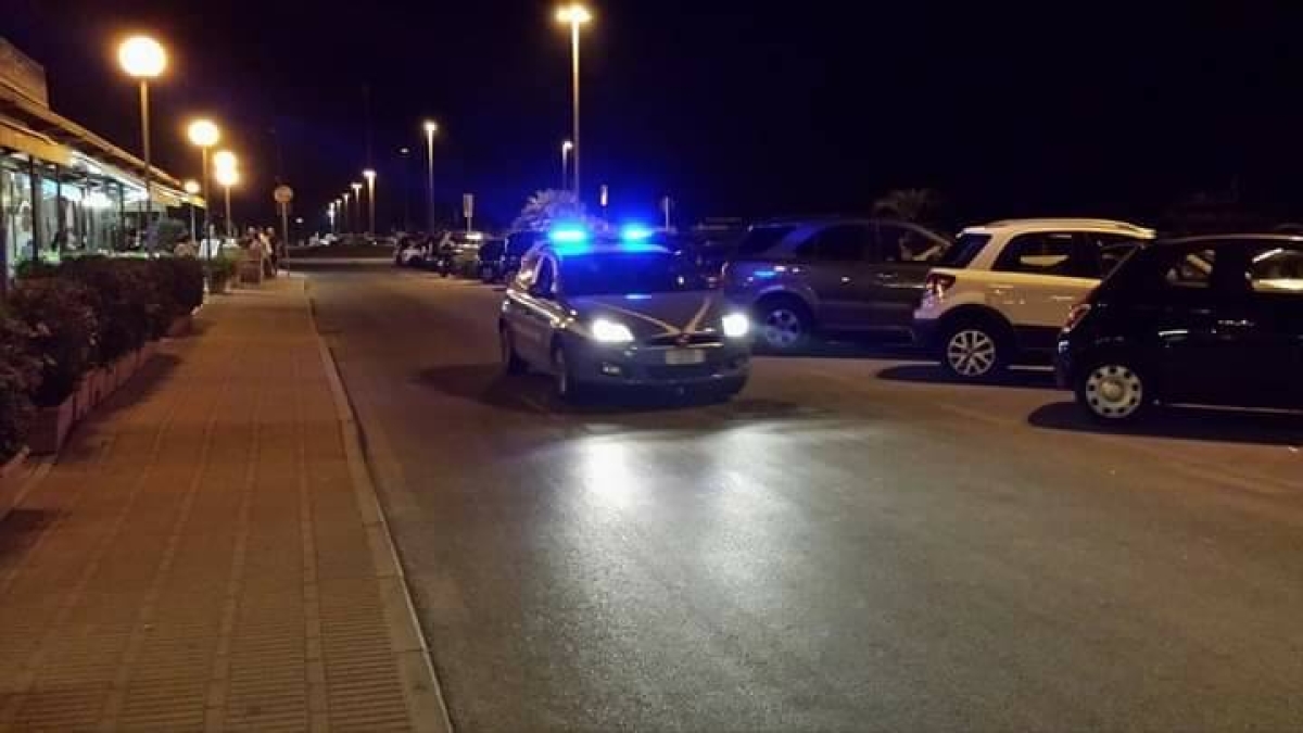 Viareggio, 16enne rapina turista di 14 anni all'uscita di un locale: arrestato in flagrante