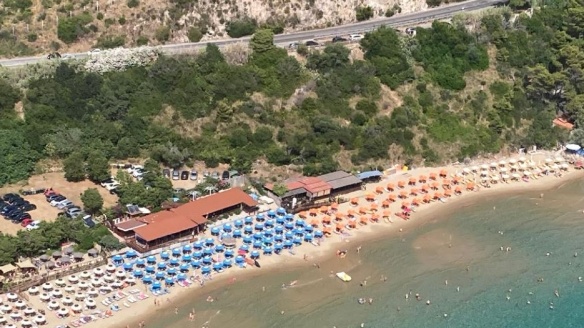 Il Lido Baia delle sirene a Sperlonga: «Affluenza in calo, clienti scoraggiati dal parcheggio a pagamento solo con moneta»