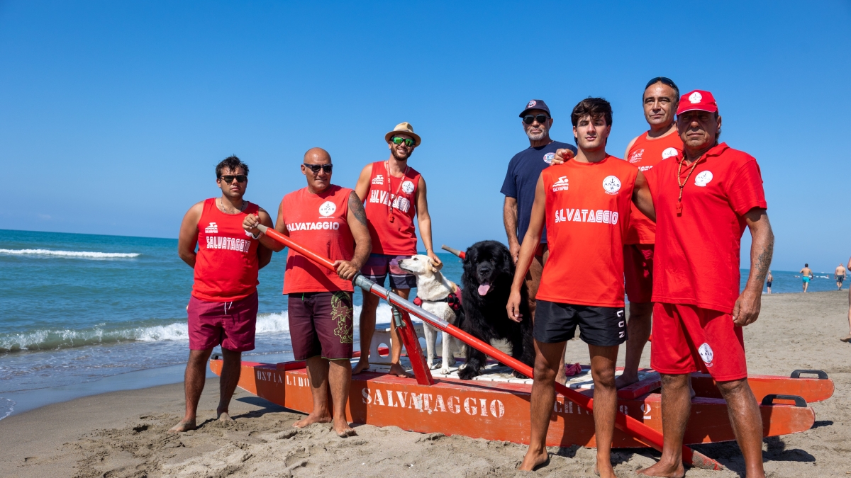 Estate 2025, la protesta dei bagnini: «Poco rispetto in spiaggia, vogliamo avere la qualifica di pubblici ufficiali»