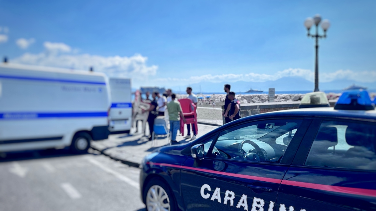 Mappatella Beach, blitz di carabinieri e municipale: sequestro di ombrelloni e sdraio, tre denunce