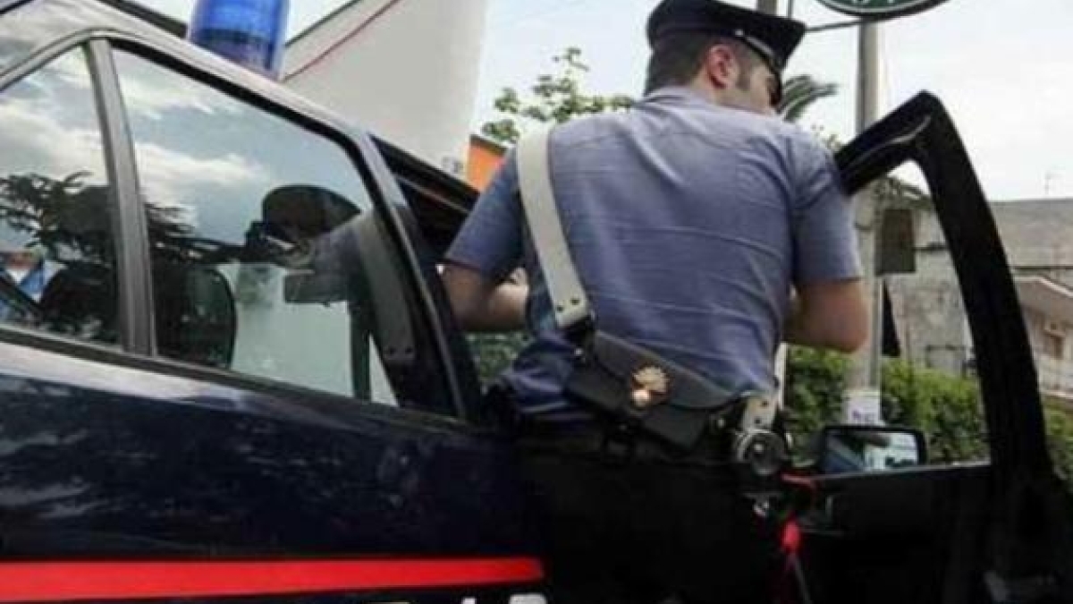 Napoli, per sfuggire alla cattura si lancia in un disperato parkour tra i tetti degli edifici: preso latitante