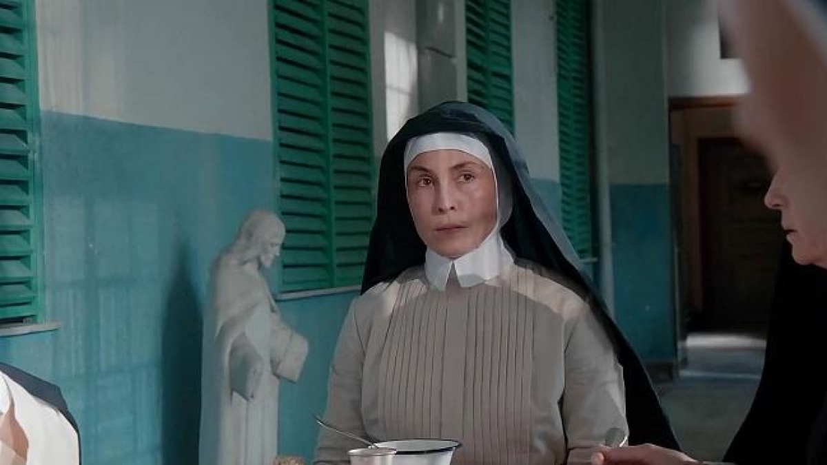 Venezia, la metamorfosi di Noomi Rapace: da «Millennium» a volto di Madre Teresa