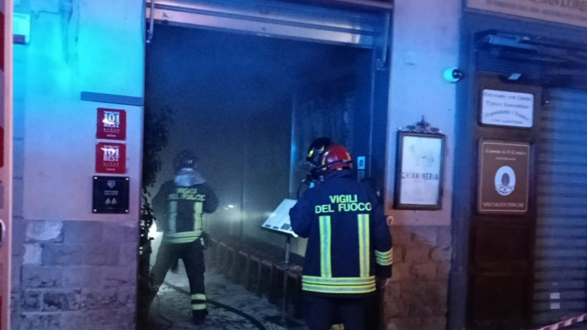 Incendio in centro a Firenze in borgo San Lorenzo: rogo partito dalla cucina di un ristorante, 11 persone in ospedale