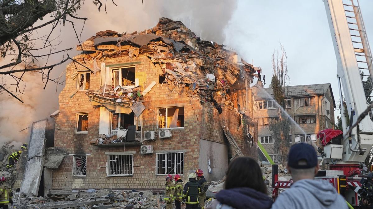 Inferno di missili e droni russi in Ucraina: almeno 14 morti, 3 sono bambini | A Kiev colpiti anche uffici ...
