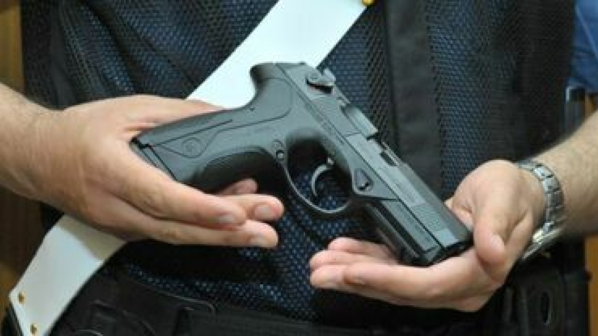 Napoli, proiettile esploso in strada buca il soffitto di una camera da letto: nessun ferito e indagini