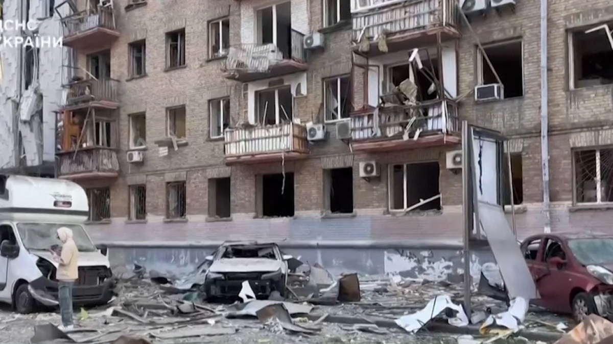 Meloni: "Si è capito chi non vuole la pace". Ribadito il no a truppe italiane in Ucraina | Missili su Kiev: 19 morti, 4 sono bambini Meloni: "Si è capito chi non vuole la pace". Ribadito il no a truppe italiane in Ucraina | Missili su Kiev: 19 morti, 4 sono bambini