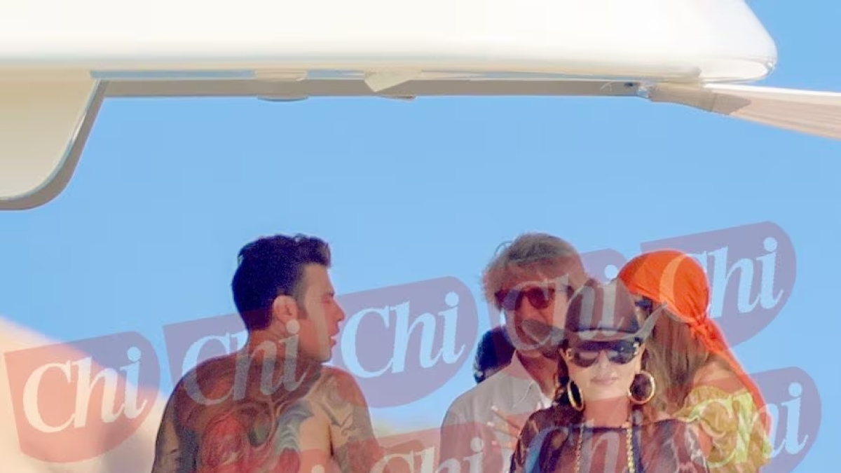 Fedez, La Russa e Santanchè insieme in barca: tuffi e sorrisi in Costa Smeralda