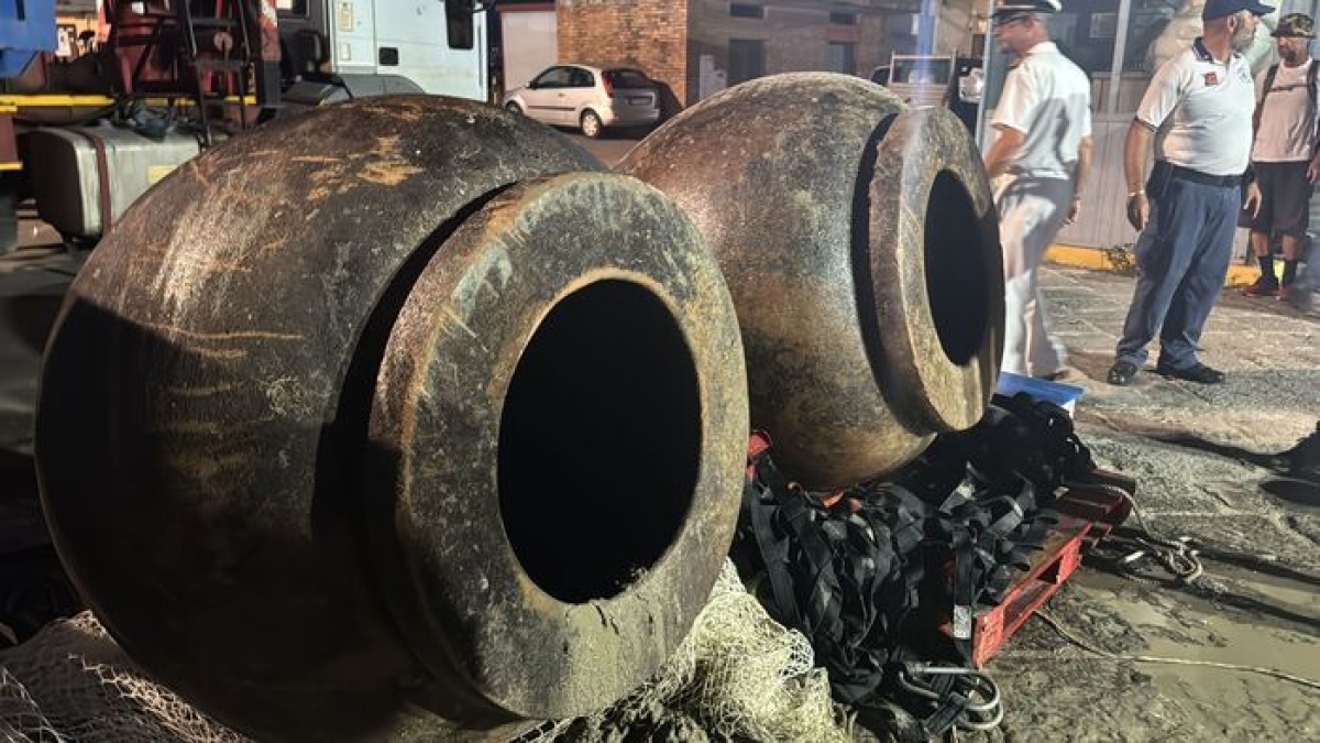 Gaeta, ritrovamento archeologico in mare: peschereccio recupera due «dolia» di epoca romana