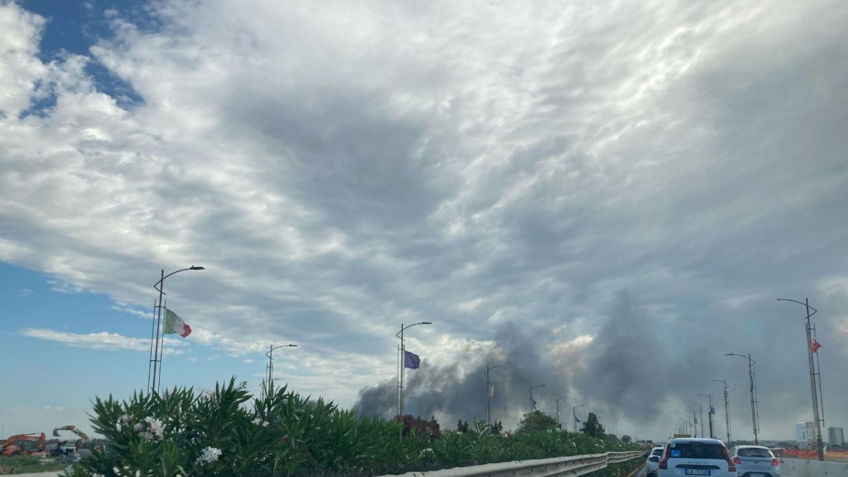 Incendio sulla Roma-Fiumicino: l'autostrada A91 chiusa in entrambe le direzioni