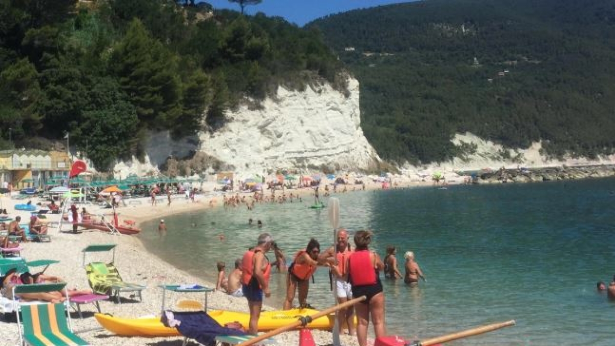 Si tuffa dagli scogli a Sirolo e non riemerge, morta una ragazza 23enne di Varedo: si è sentita male mentre faceva il bagno