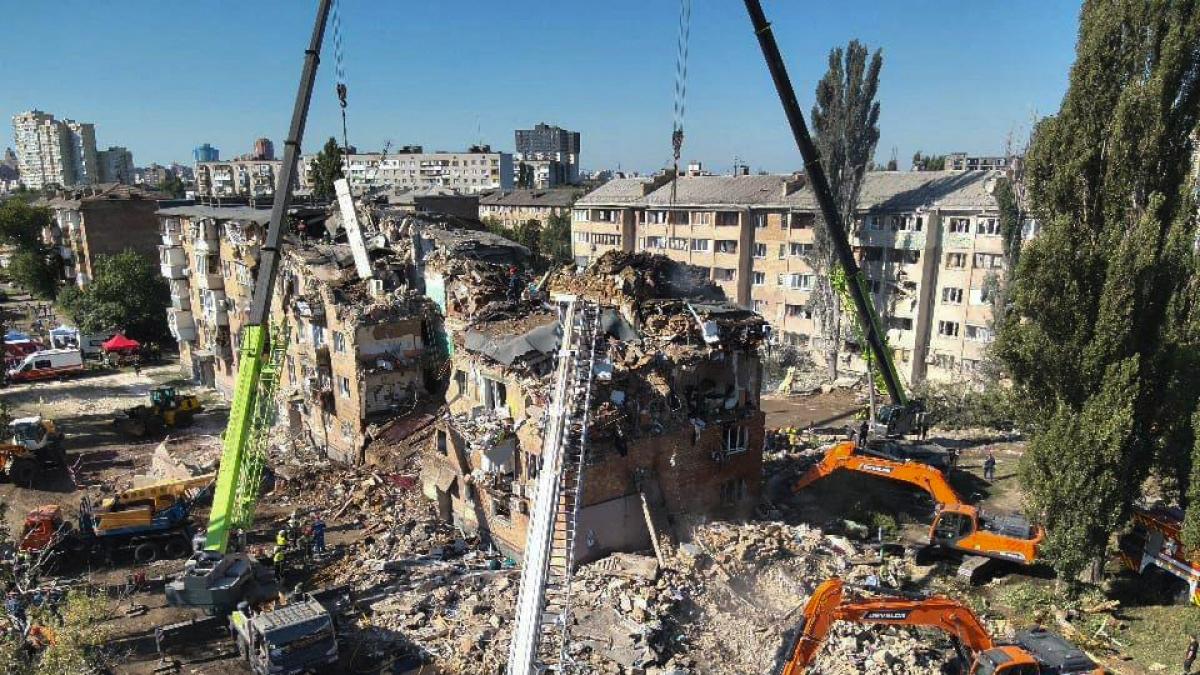 Missili e droni russi colpiscono al cuore di Kiev: venti morti, danni anche alla sede Ue Meloni: «Si capisce chi non vuole la pace» Missili e droni russi colpiscono al cuore di Kiev: venti morti, danni anche alla sede Ue Meloni: «Si capisce chi non vuole la pace»
