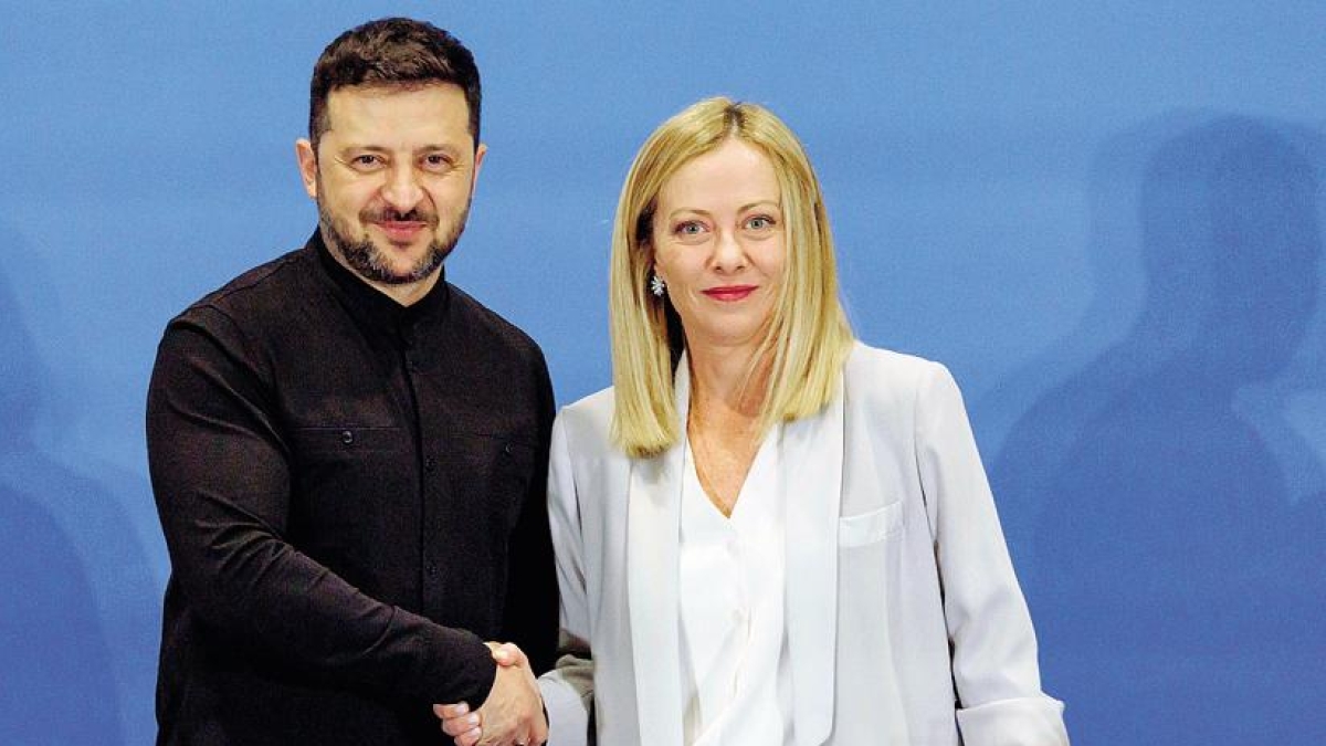 Meloni interviene dopo le polemiche dei due vice. La linea del governo: no alle truppe in Ucraina. Soddisfazione di Salvini