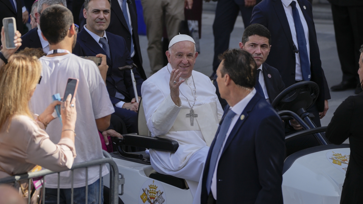 volevano uccidere papa francesco a trieste arrestato un membro turco dell isis la pistola trovata in stazione e le 14 cartucce