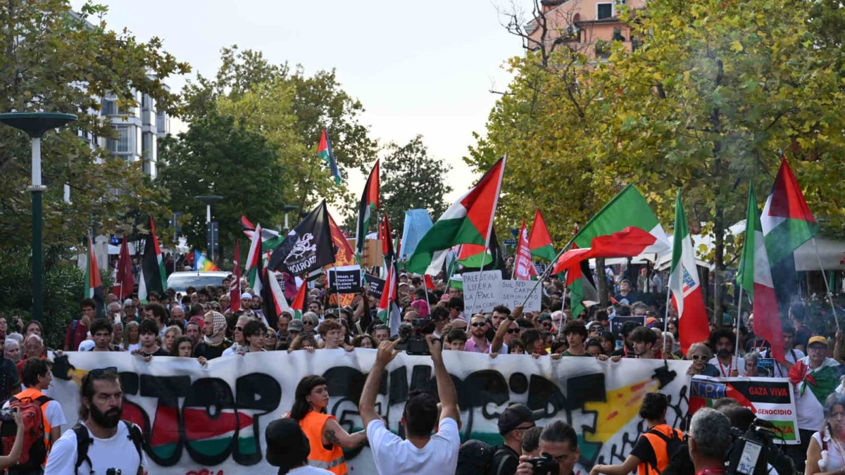 Corteo pro Pal a Venezia, la manifestazione al Lido in diretta: oltre 5 mila per Gaza alla Mostra del Cinema. Presente il fumettista Zerocalcare